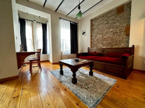 2Br, 2Ba 3rd floor of Historical Building, Galata